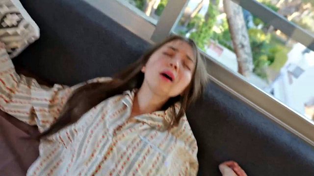قصفت كس ضيق في سن المراهقة الحمار الكبير بقوة مع شاعر المليون الوجه