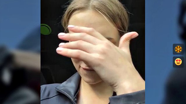 AngelAri spritzt viel im Badezimmer des Fitnessstudios