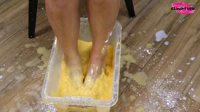 Classy Filth macht mit ihren Füßen eine Portion Vanillesoße!