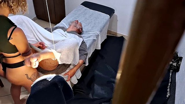 Prostatını muayene ettirmek için doktora gitti ama doktor straponu kıçına soktu