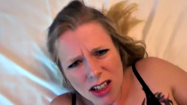 Novia alemana tatuada en público POV follada en el hotel después de una mamada al aire libre