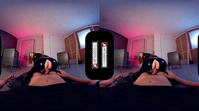Wie kann ich überleben, wenn ich nur rund um die Uhr VR-Videos hochlade? Die Antwort ist einfach: Ich lebe davon, an den Brüsten zu lutschen