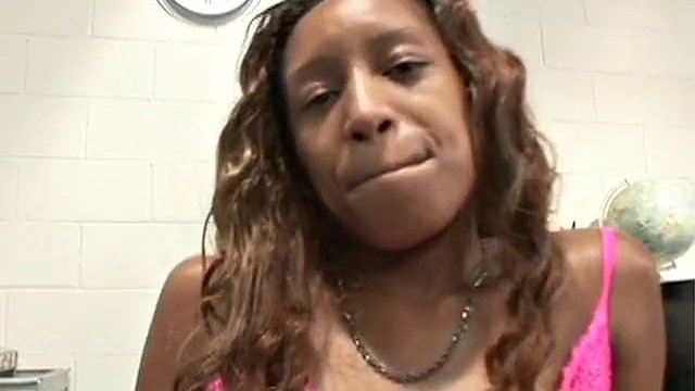 Puta negra con grandes tetas en el aula chupando y follando dos pollas gruesas