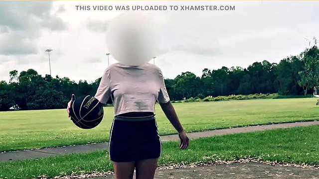 A esposa se atreve a jogar basquete sem sutiã e calcinha de saia curta.