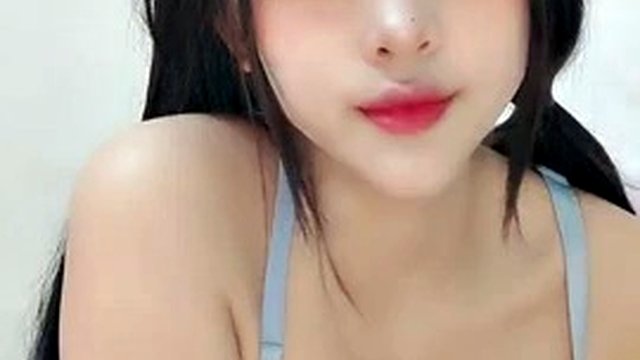 #Live Broadcast A big-breasted girl from 2002 masturbates in close-up with childlike face and big breasts