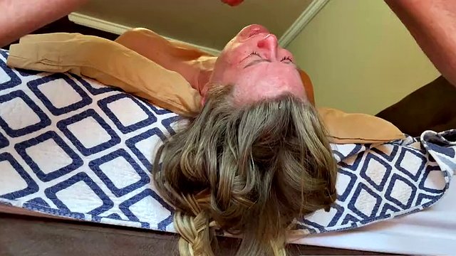 Esposa inocente follando con la cara al revés y garganta profunda casera