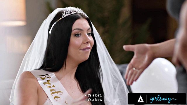 Die Rothaarige Emma Magnolia reibt ihre großen Titten an den Beinen der blonden Holly Day in einem heißen Lapdance-Tease für B
