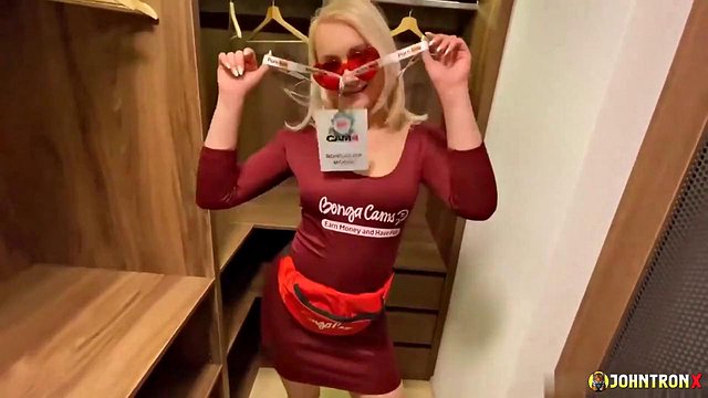 La bionda Marilyn Sugar fa un creampie a Johntronx nell'armadio
