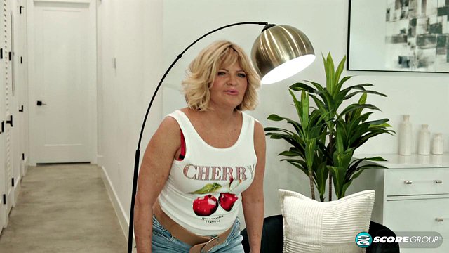 Elara Elis, 62, Teases Her Fuckable Ass and Mature Pussy
