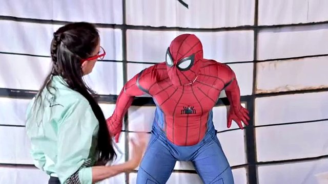 La cattiva zia Sofie Marie succhia l'enorme cazzo duro di Spiderman