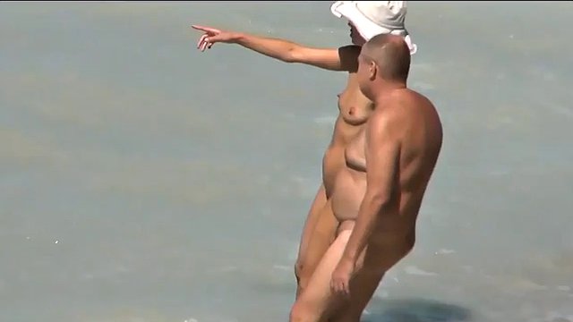 FKK-Frau am Strand spioniert beim Ficken vor der Voyeur-Kamera aus