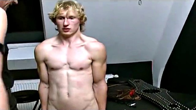 Ragazzo biondo legato
