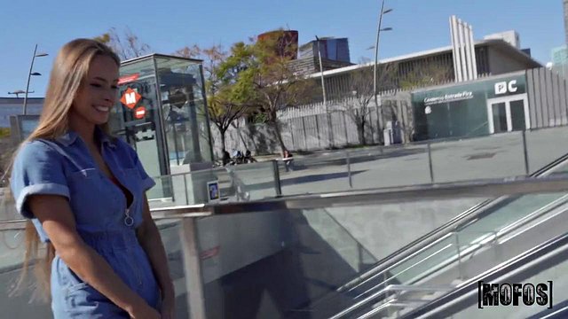 Jordi Jae vede la MILF bionda birichina Kinuski Kakku all'aperto