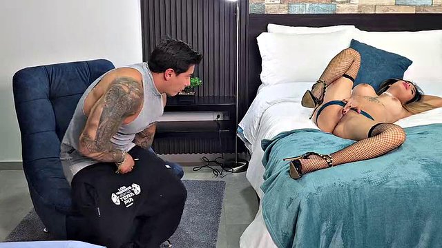 MILF tetona pillada masturbándose! ¡Montó una polla y recibió una corrida en la espalda!