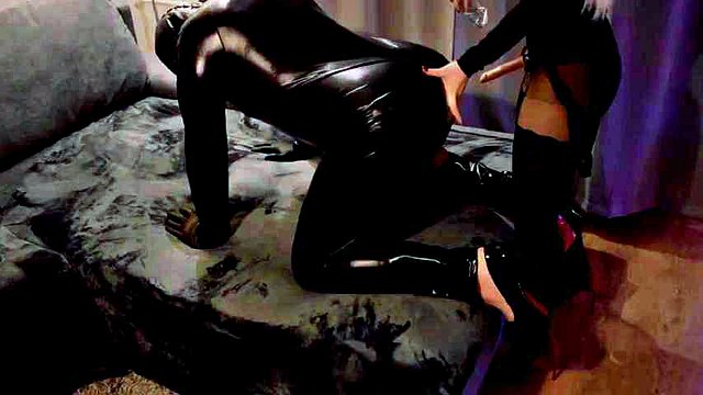 PEGGING LATEX: babe, anale e sborrato