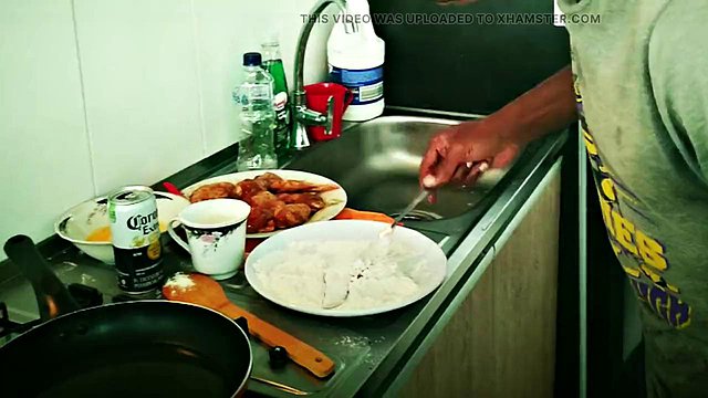 Pablo N3Grobar se folla la cara a la reina Throatpie en la cocina