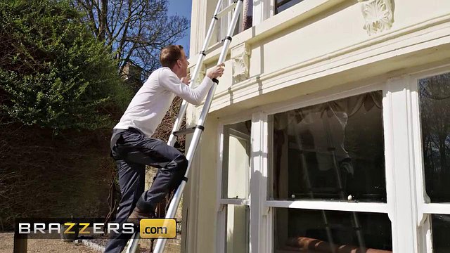 BRAZZERS - Seksi Ev Sahibi Kayla Vahşi, Cam Yıkayıcılardan Çifte Bir Sikiş İçin Nakit Bahşişini Takas Ediyor - Kayla Cam