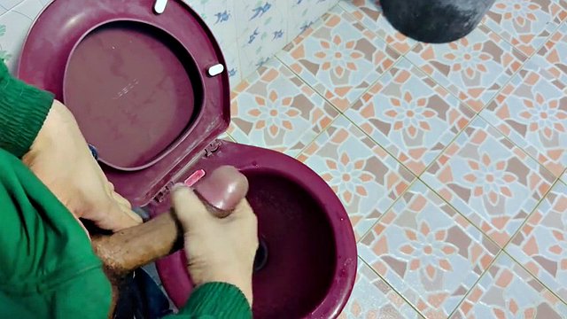 Jerk off in the toilet at a street food store