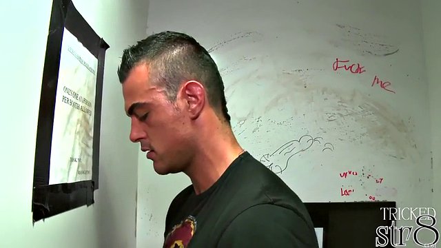 Un étalon hétéro trompé obtient un Gloryhole BJ dans une pièce cachée
