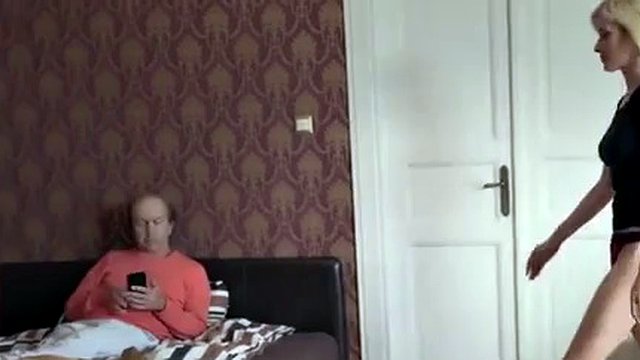 Sarışın yaşlı adamı kucak dansı ve seks ile şaşırtıyor