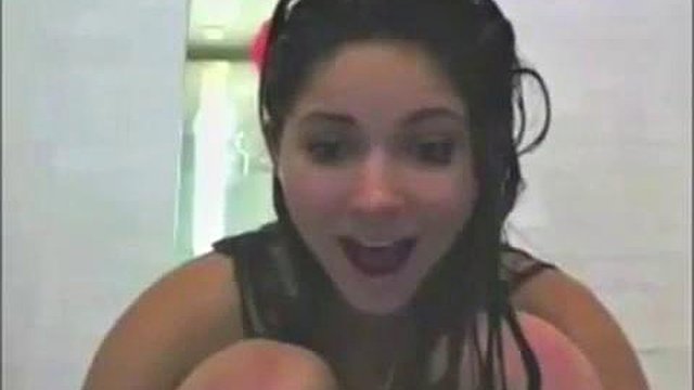 Radersi e masturbarsi sotto la doccia: porno amatoriale, Xhamster e masturbazione