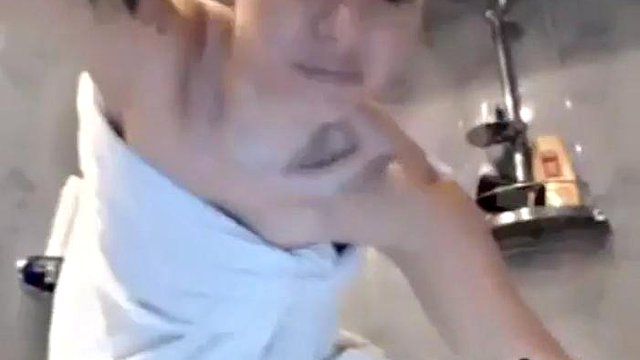 Sexy Cam Slut prend un bain : porno amateur, stripchat et solo