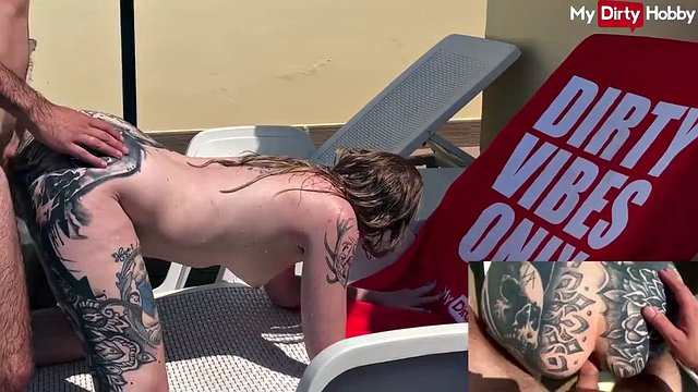 Emma Wolf est une mignonne excitée qui baise dans la piscine - MyDirtyHobby