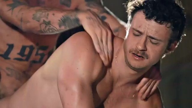 Agent infiltré gay Bigass baisé par un criminel en levrette