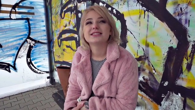 Søt blonde doggystylet av en fremmed