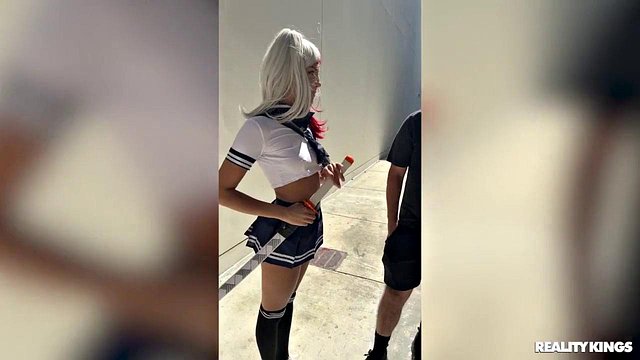 Bess Breast und Mila Monet testen ihre College-Girl-Kostüme – Oliver Flynn