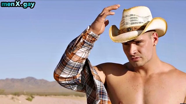 Cowboy gay senza preservativo gay in pantaloni di pelle all'aperto