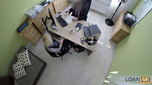대출 관리자가 사무실 테이블을 열정적으로 두드립니다.