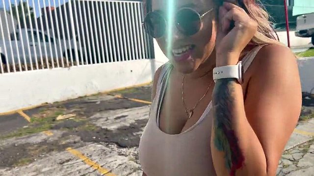 La MILF mexicana de enormes tetas naturales, Letzy Lizz, hace un viaje al sex shop