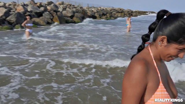 Amy Amor dostává ránu na veřejné pláži od Jordi