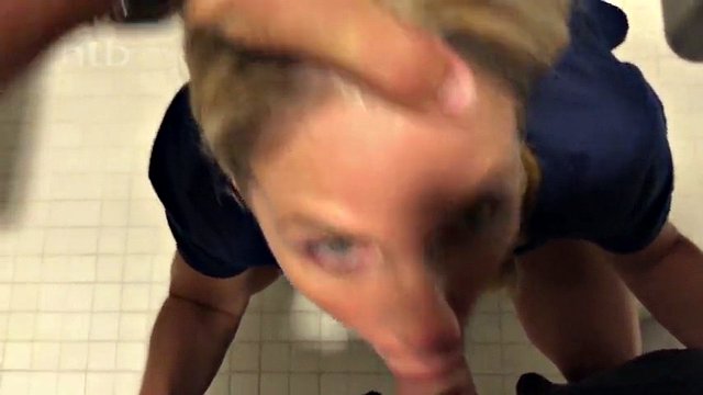 Der Boss besucht die sexy Krankenschwester im Krankenhausbad