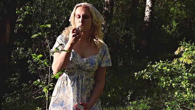 Orgasmes de fumer d'une fille blonde du village