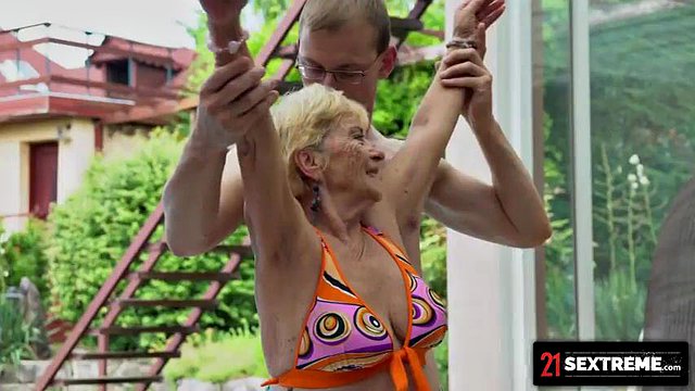 21Sextreme Hunky Fitness Coach s Cock Loosens Up Blonde Granny s Classic Pussy