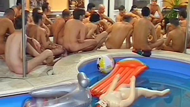 La bella bambola francese ottiene enormi viso in questa azione di banda