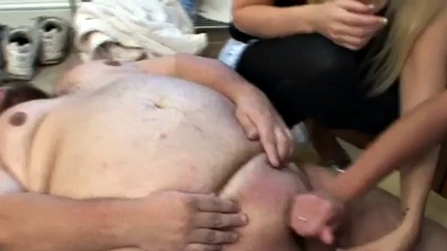 CFNM Domme britanniche si masturbano dal microcazzo dei perdenti grassi