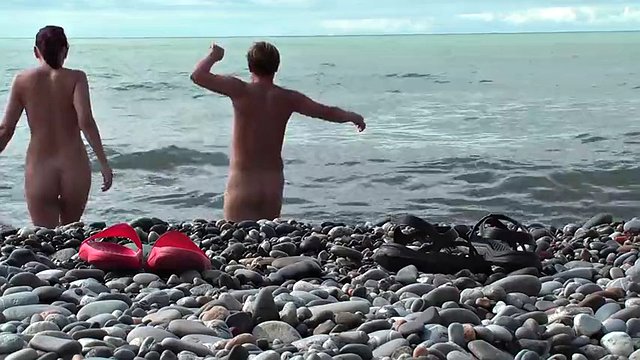 NUDIST BEACH – Nahý mladý pár na pláži, nahý dospívající pár