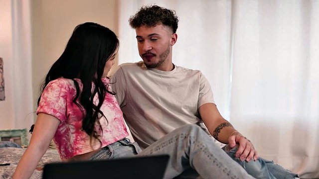 PECCATI DEI GIORNI MODERNI - La piccola Lulu Chu viene quasi sorpresa durante un SESSO SELVAGGIO SUBITO con il fidanzato Hung