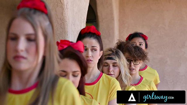 Girlsway - lesbiennes d'Octavia aux gros seins disciplinées avec un trio de sangle par les conseillers de Femdom Camp