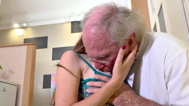 Abuelo pillado masturbándose como un viejo pervertido