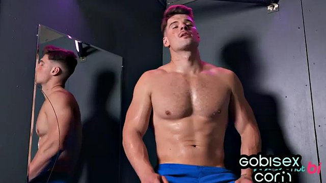 Ajustement bisexuel à trois avec salope flexible