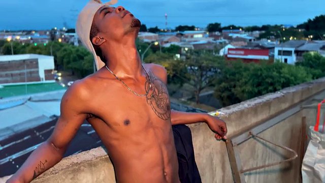 I fuck the BBC bricklayer on my terrace under construction and make him squirt with a view of the city of Cali Colombia