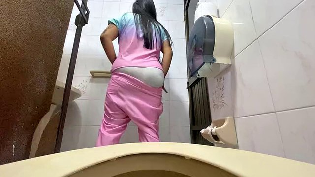 The camera caught a nurse peeing in the hospital toilet (big ass)