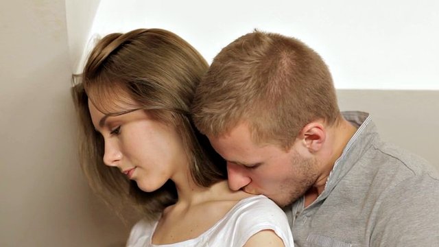 fickt sein zartes Baby in der geräumigen Küche