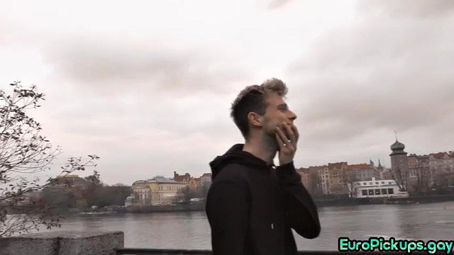 Tiré str8 branlant la bite d'un inconnu