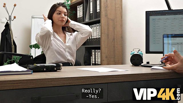 VIP4K. 18 yaşındaki seksi esmer, kredi almak için ofiste sert sikiliyor