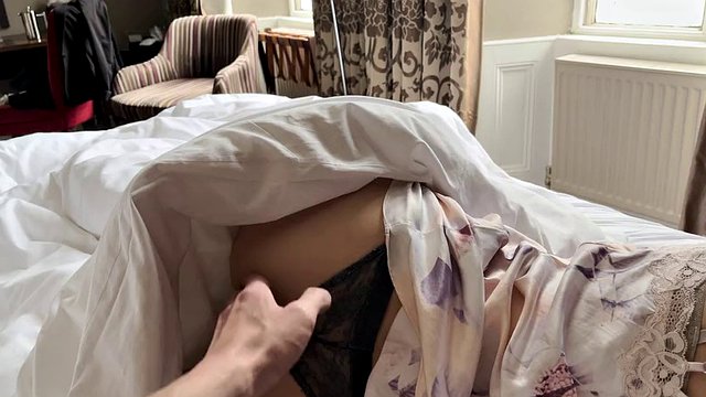 Stemor og stesønn deler hotellseng
